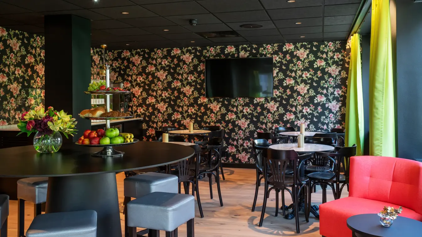 Sittegrupper og blomstrete tapet i lounge på Thon Hotel Gyldenløve i Oslo