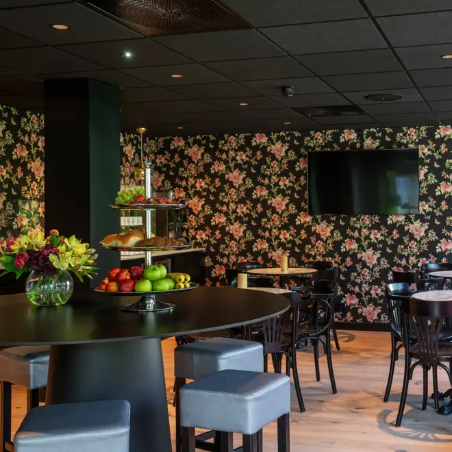 Sittegrupper og blomstrete tapet i lounge på Thon Hotel Gyldenløve i Oslo
