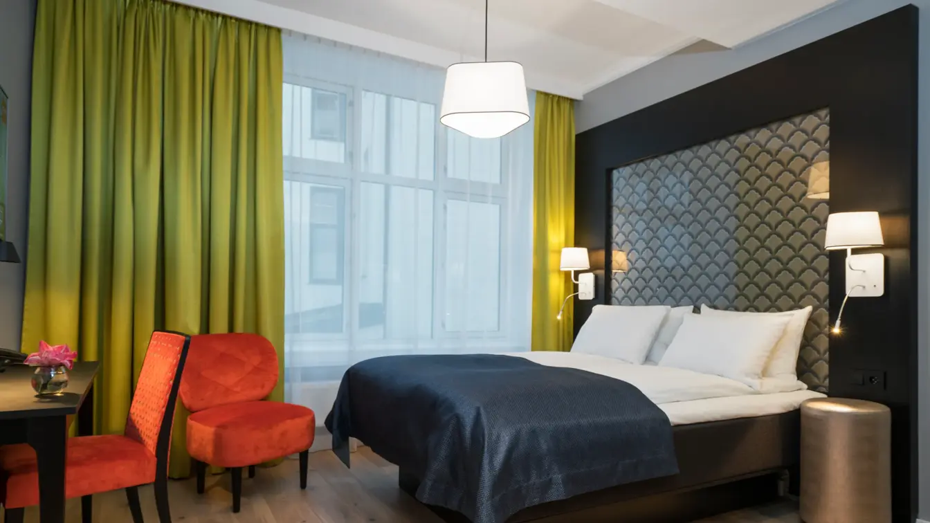 Dobbeltseng og skrivepult på standard double room på Thon Hotel Spectrum i Oslo sentrum