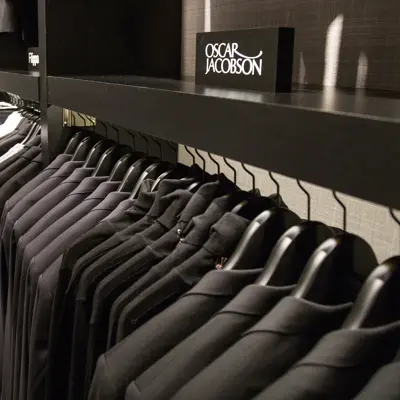 Dresser henger på stativ 