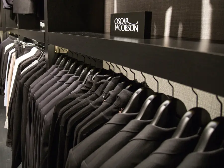 Dresser henger på stativ 