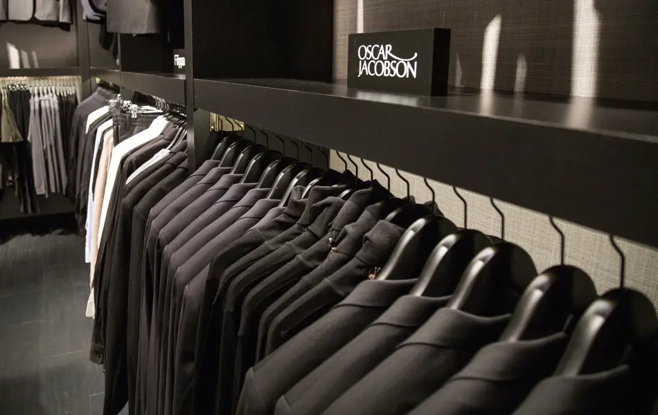 Dresser henger på stativ 