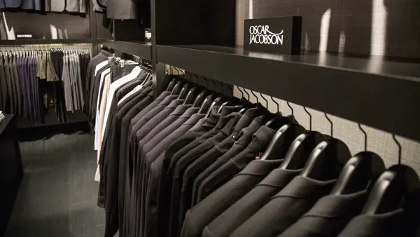 Dresser henger på stativ 