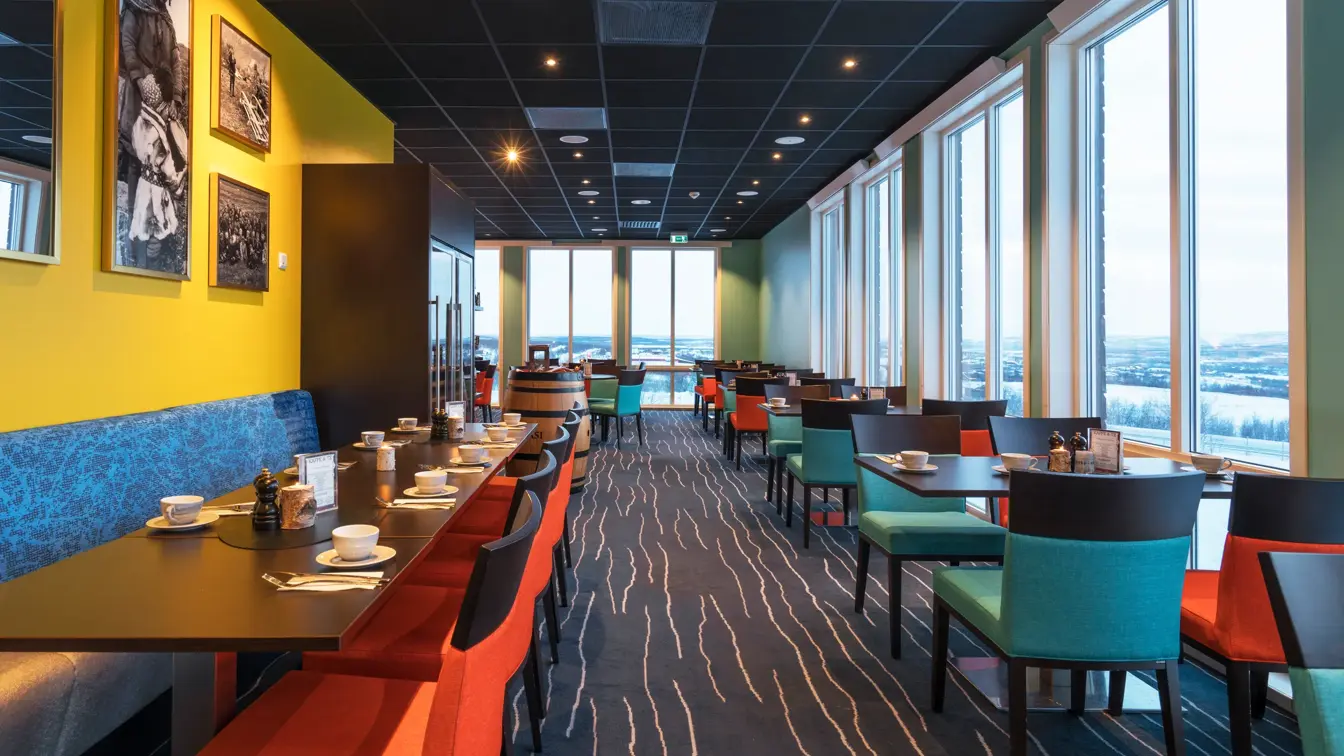 Sittegrupper i frokostsalen med flott utsikt over Kautokeino