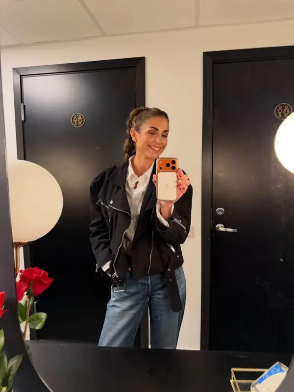 Tone i jeans og jakke.