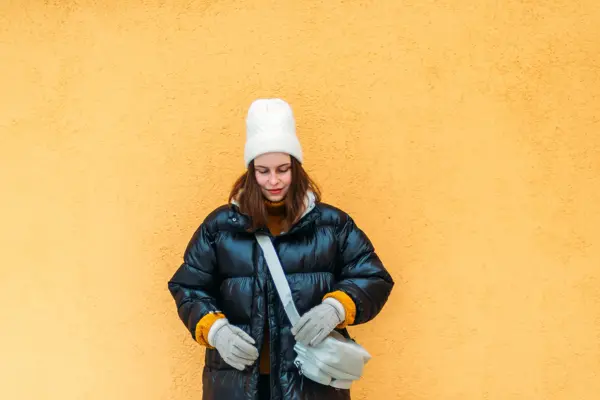 Dame med hansker og høy lue 