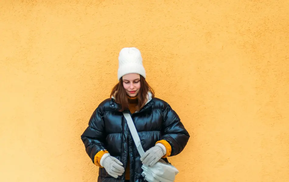 Dame med hansker og høy lue 