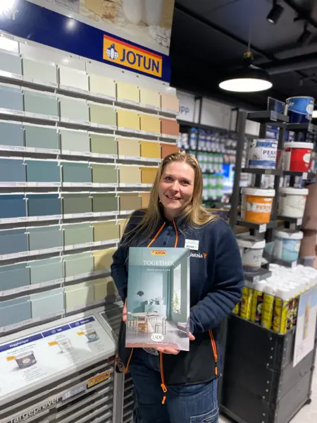 Dame som viser fram fargeeksempler