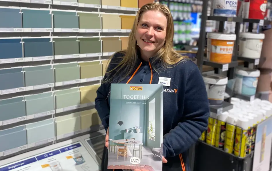 Dame som viser fram fargeeksempler