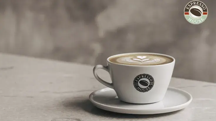 Kopp med kaffe står på et bord