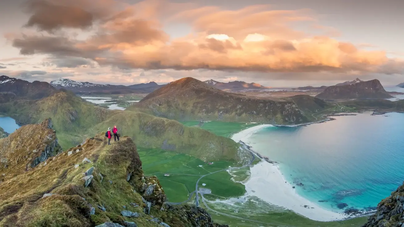 Utsikt over fjell, strand og hav, Lofoten