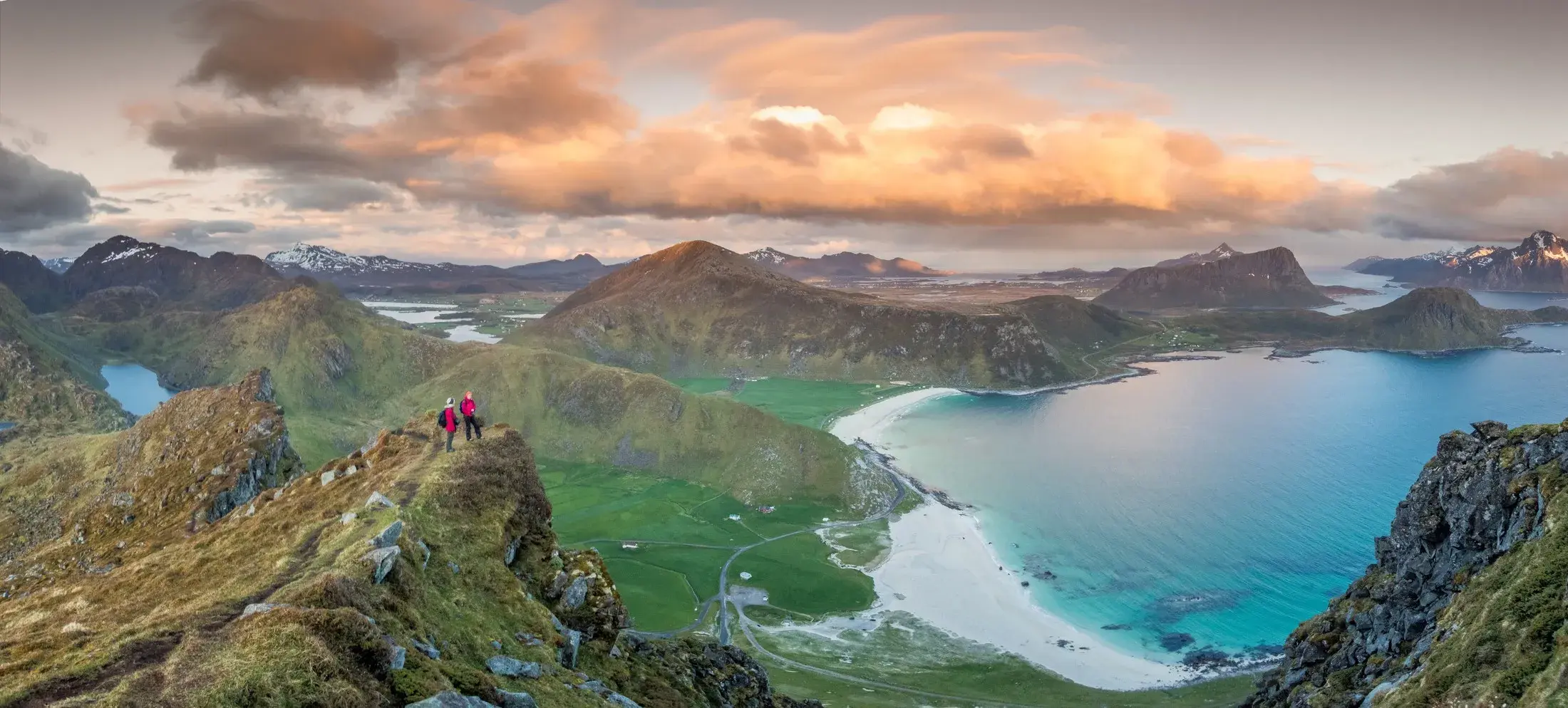 Utsikt over fjell, strand og hav, Lofoten
