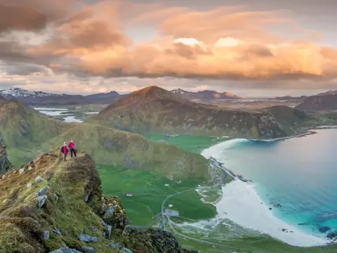 Utsikt over fjell, strand og hav, Lofoten