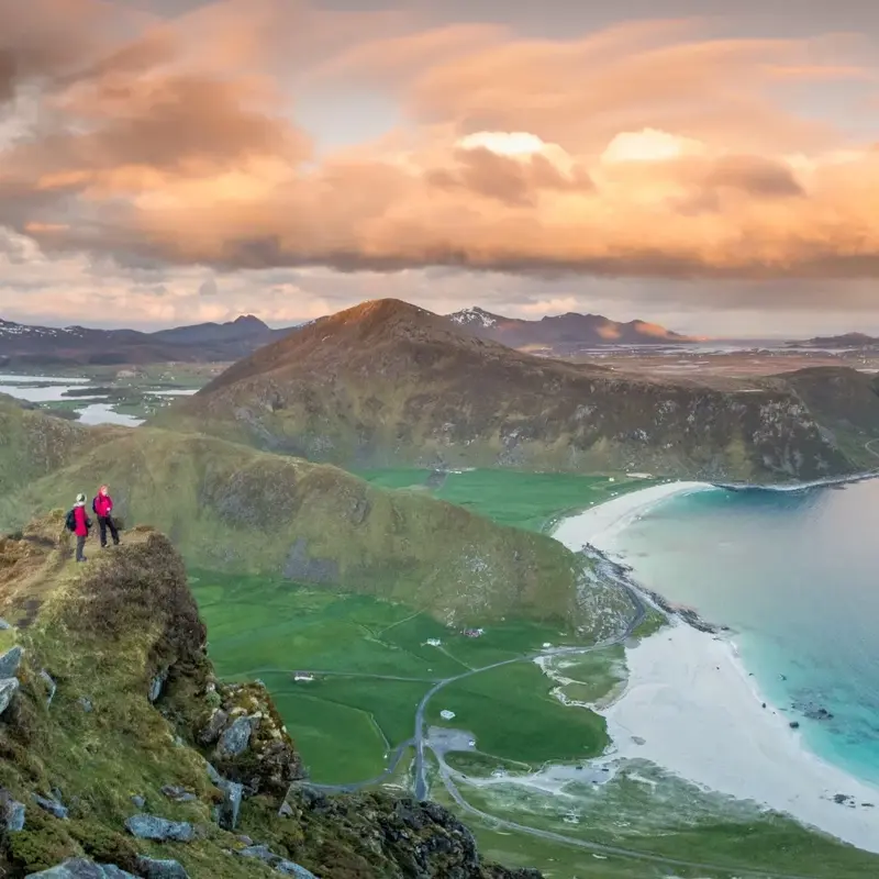 Utsikt over fjell, strand og hav, Lofoten