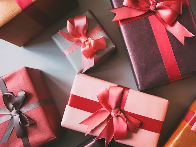 forskjellige pakker med sløyfer på