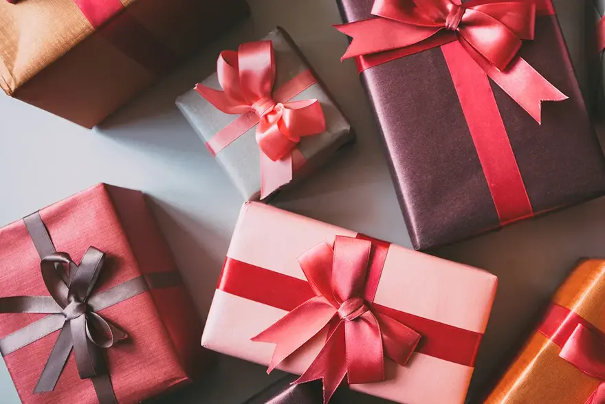 forskjellige pakker med sløyfer på