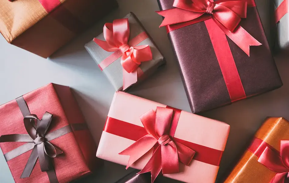 forskjellige pakker med sløyfer på