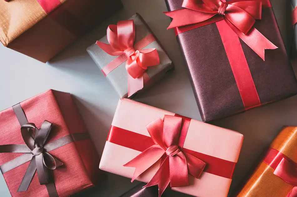 forskjellige pakker med sløyfer på