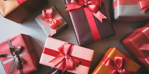 forskjellige pakker med sløyfer på