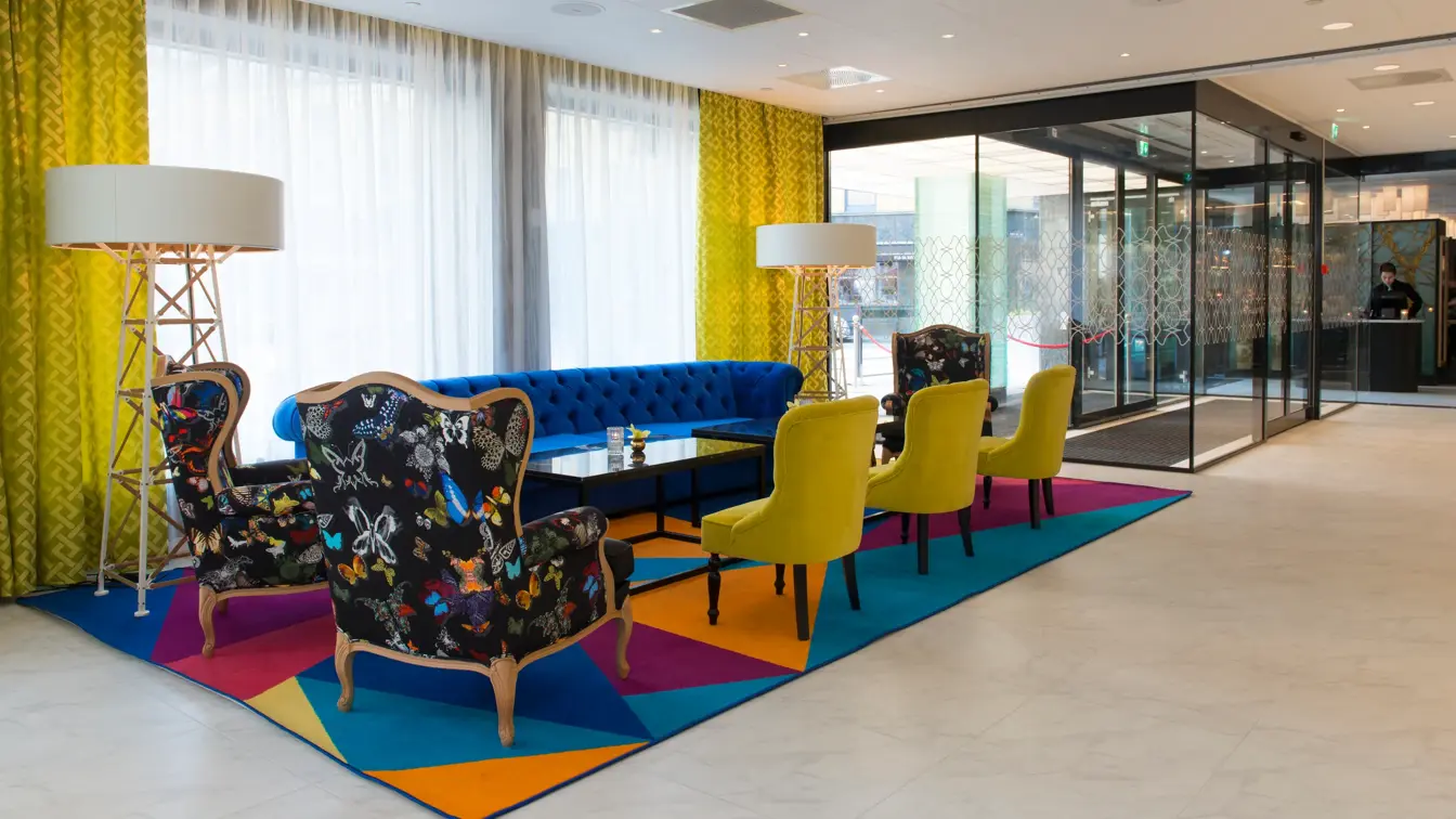 Sittegruppe med lenestoler i forskjellige mønstre og farger i resepsjon på Thon Hotel Rosenkrantz Oslo, som ligger i Oslo sentrum