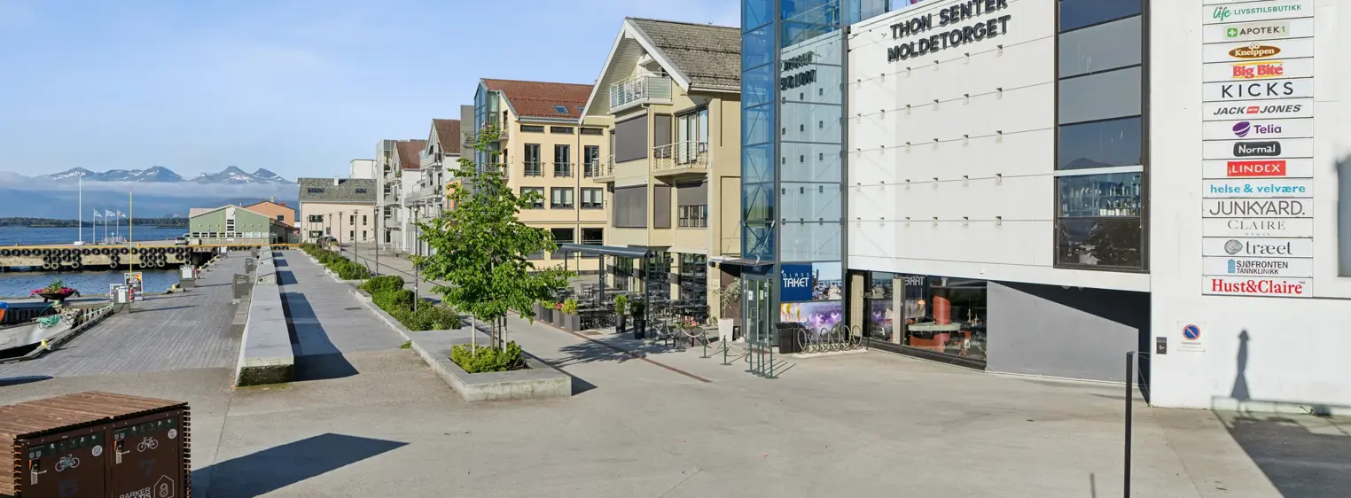 Thon Senter Moldetorget fasade, med uteområde ved vannet.