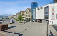 Thon Senter Moldetorget fasade, med uteområde ved vannet.