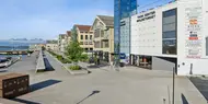 Thon Senter Moldetorget fasade, med uteområde ved vannet.