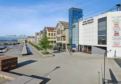 Thon Senter Moldetorget fasade, med uteområde ved vannet.