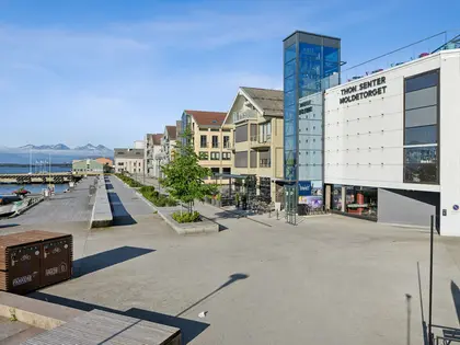 Thon Senter Moldetorget fasade, med uteområde ved vannet.