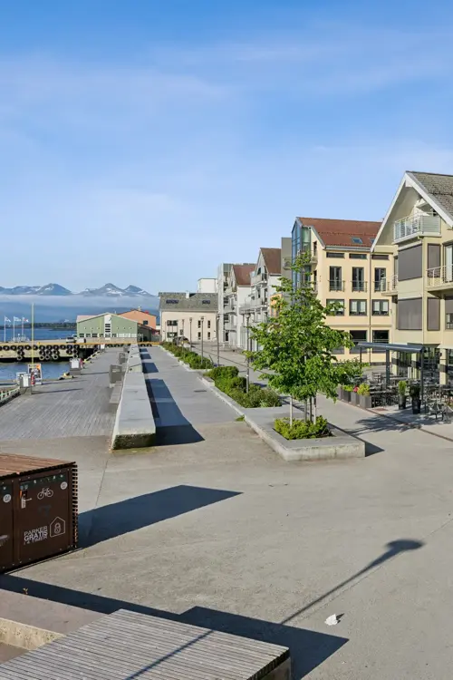 Thon Senter Moldetorget fasade, med uteområde ved vannet.