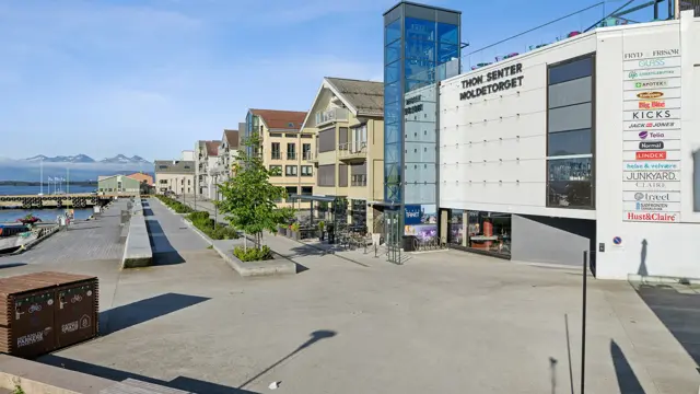 Thon Senter Moldetorget fasade, med uteområde ved vannet.