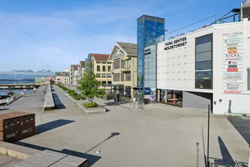 Thon Senter Moldetorget fasade, med uteområde ved vannet.