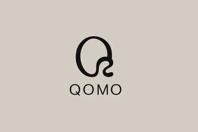 Qomo hele uken logo