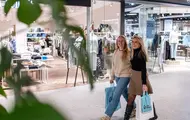 AMFI Vågsbygd fellesareal, to kvinner som går gjennom en gang foran butikker