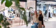 AMFI Vågsbygd fellesareal, to kvinner som går gjennom en gang foran butikker