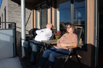 Bilde av Henning Granum og Torill Fjæran-Granum som sitter i hver sin stol på verandaen deres på Skårerløkka