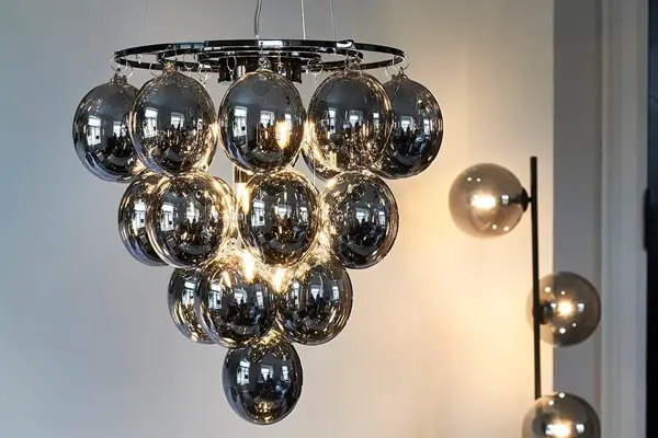 Taklampe og stålampe i glassbobler