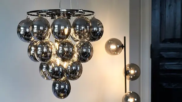 Taklampe og stålampe i glassbobler