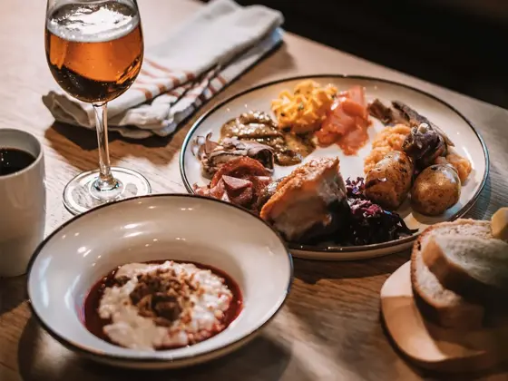 Dekket bord med italienske retter, brød og drikke