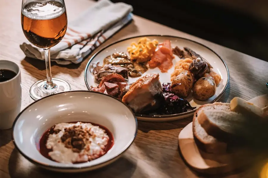 Dekket bord med italienske retter, brød og drikke