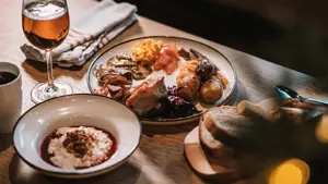 Dekket bord med italienske retter, brød og drikke