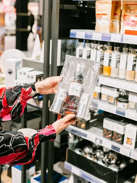 Person som handler i butikk