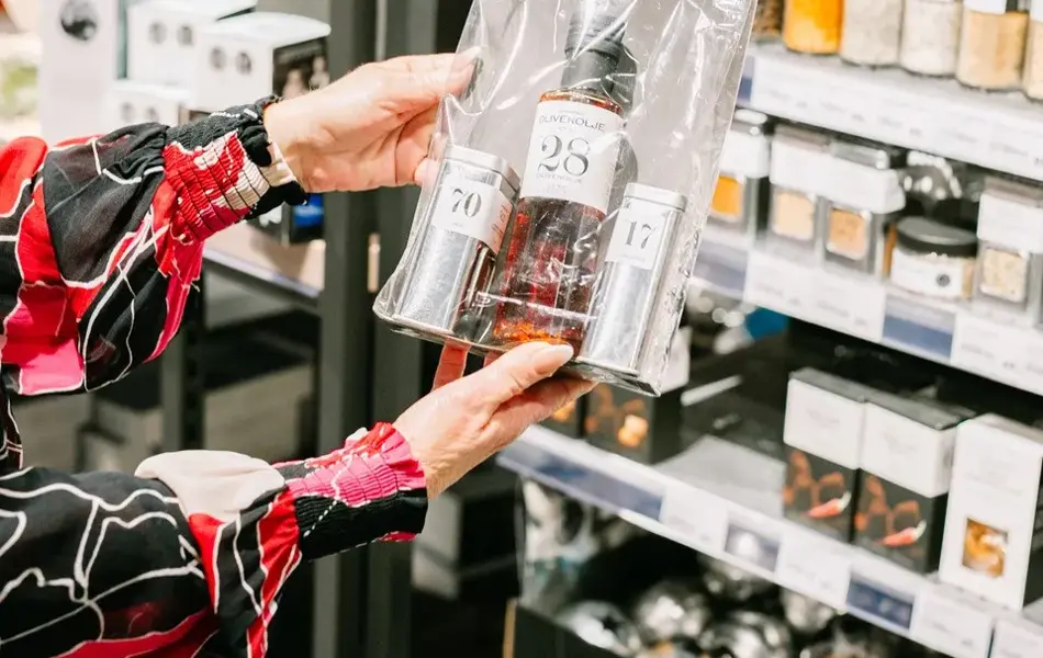 Person som handler i butikk