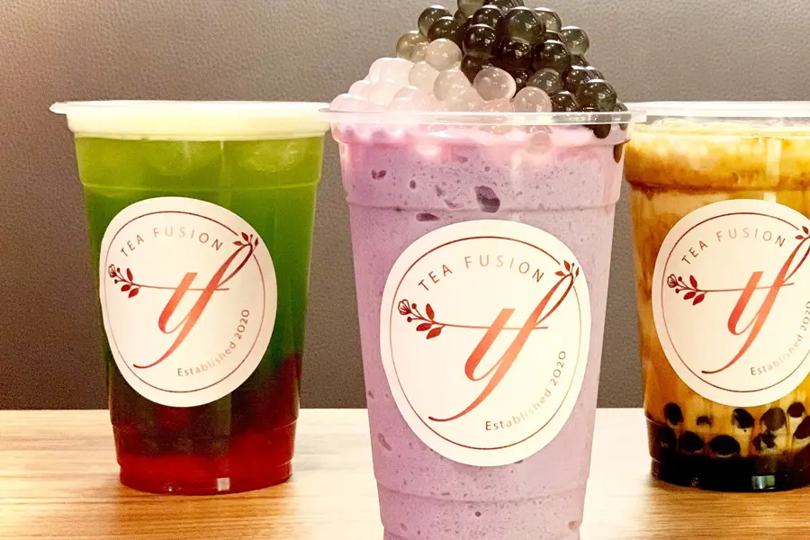 Tre plastbeger med bubble tea