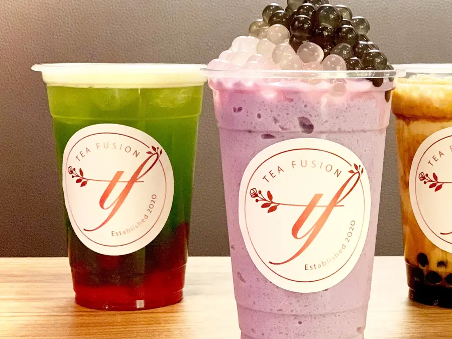 Tre plastbeger med bubble tea