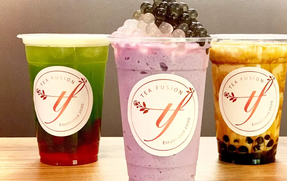 Tre plastbeger med bubble tea