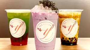 Tre plastbeger med bubble tea