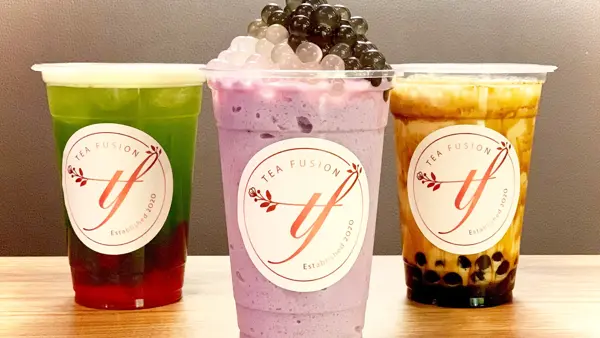 Tre plastbeger med bubble tea