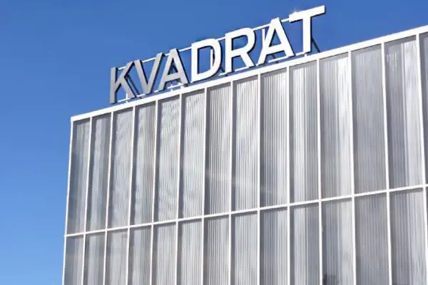 Kvadrat skilt over bygget