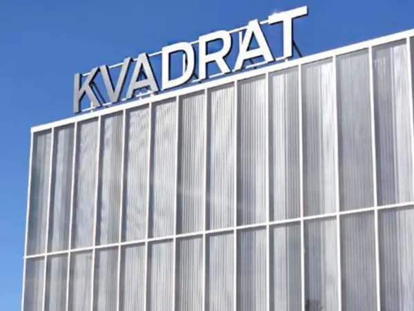 Kvadrat skilt over bygget